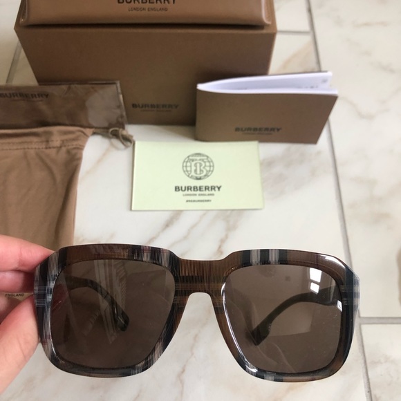 🔥NEW BURBERRY SUNGLASSES 🔥 - Picture 10 of 13